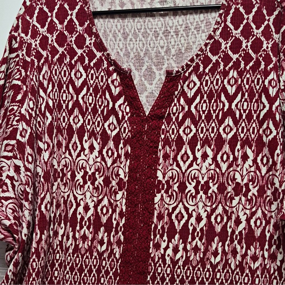 Catherines Burgundy White Geometric V-Neck Pullover Blouse Plus 4X Short Sleeve